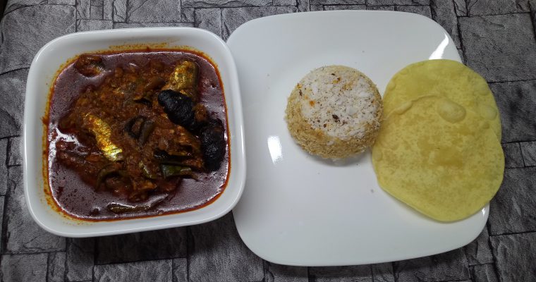 Kappa puttum mathi curryum (Steamed tapioca cake and fish curry )